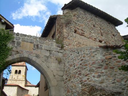 La porte et la tour à l'entrée du village